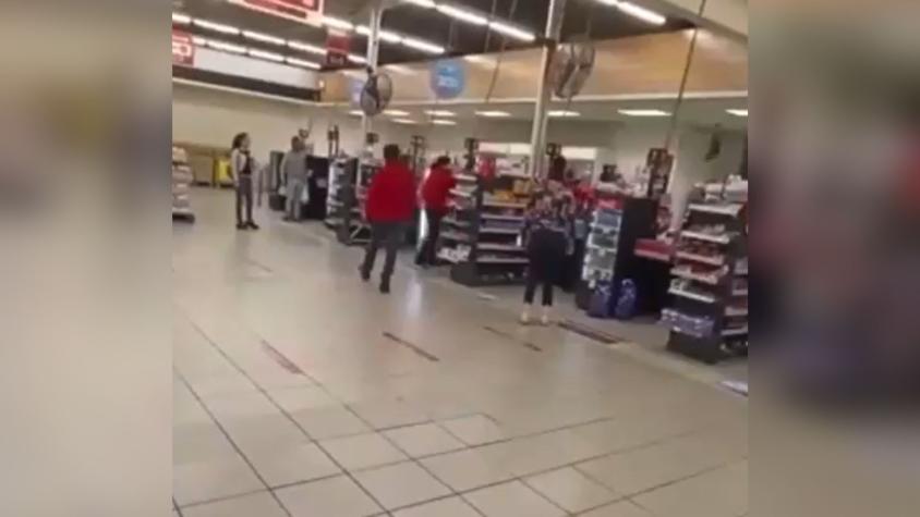 Descartan secuestro o rehenes: Riña de "mecheros" y guardias en supermercado en Coronel deja un menor de edad detenido