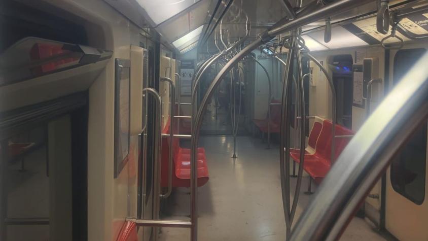 Pasajeros Metro Escuela Militar evacúan los vagones por la presencia de humo