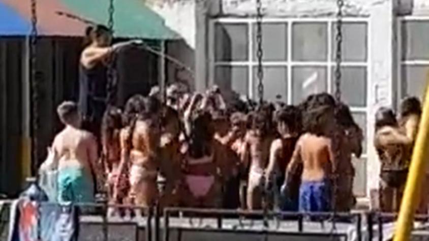 Colegio autorizó que estudiantes asistan con traje de baño y sean "manguereados" durante el recreo en Argentina