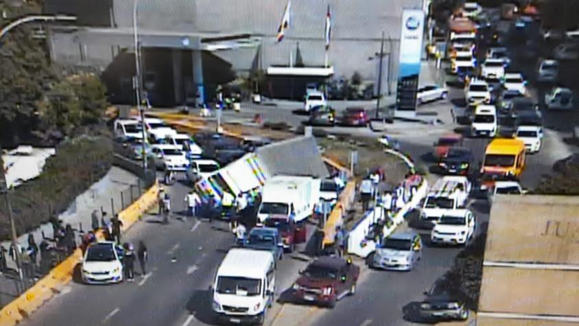 Camión volcó en curva en Valparaíso: Tres vehículos quedaron atrapados