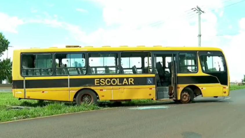 Conductor de bus escolar murió de un infarto: joven tomó el volante en plena autopista y salvó a sus compañeros