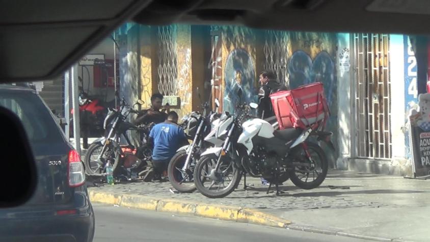 [VIDEO] Reportajes T13: Mecánicos clandestinos amenazan y contaminan en plena calle