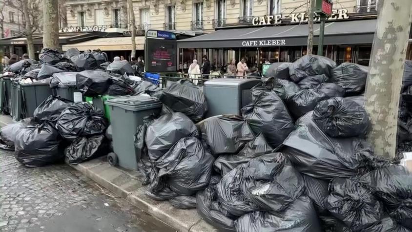 [VIDEO] Miles toneladas de basura inundan Paris: Protesta contra reforma de pensiones