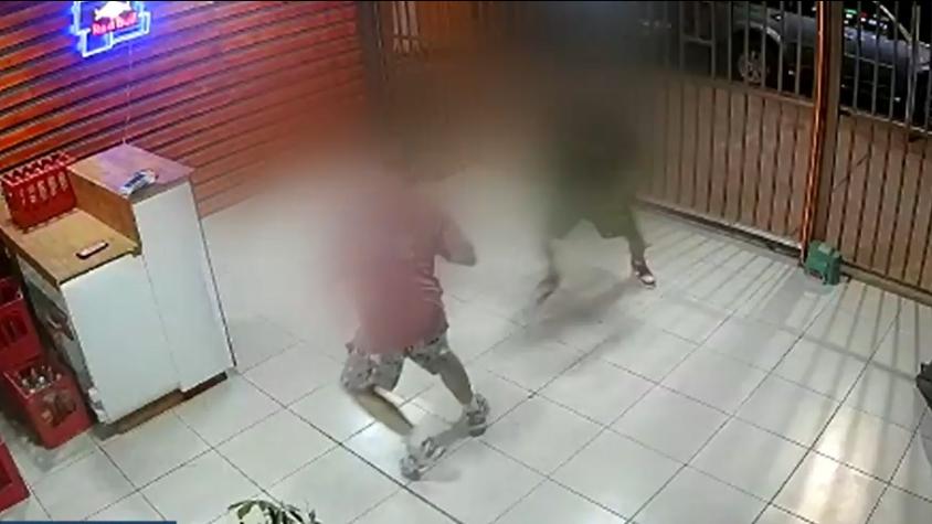 [VIDEO] Cámara de seguridad captó momento en que hombre frustró robo en Ñuñoa