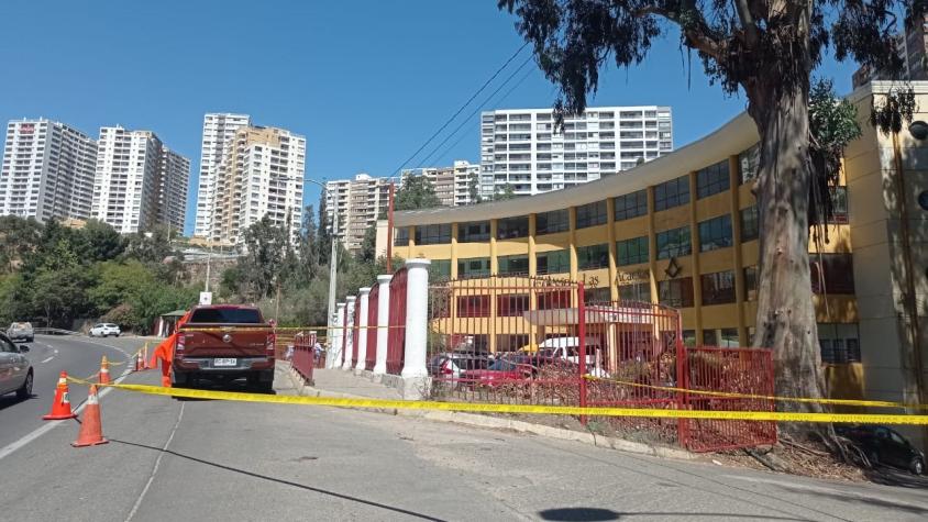 Hombre muere baleado mientras estaba estacionado fuera de un colegio en Valparaíso: se registraron al menos 15 disparos