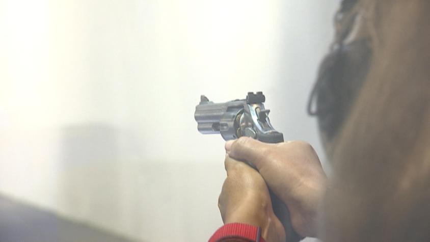 [VIDEO] Mujeres que disparan: En busca de la defensa personal produce aumento de asistencia a cursos de tiro
