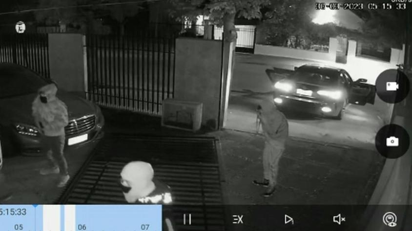 [VIDEO] Turba entró a casa de La Cisterna para robar: Intentaron llevarse los autos