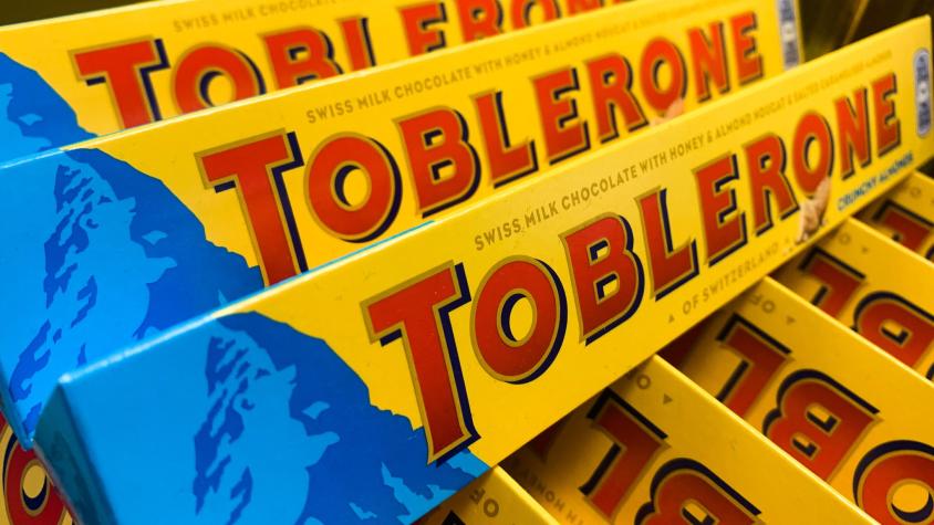 Por qué Toblerone ya no podrá utilizar la icónica silueta del monte más famoso de Suiza en la caja de sus chocolates