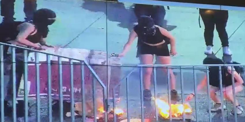 Encapuchadas realizan barricadas en la Alameda: Se reportó lanzamiento de artefactos incendiarios