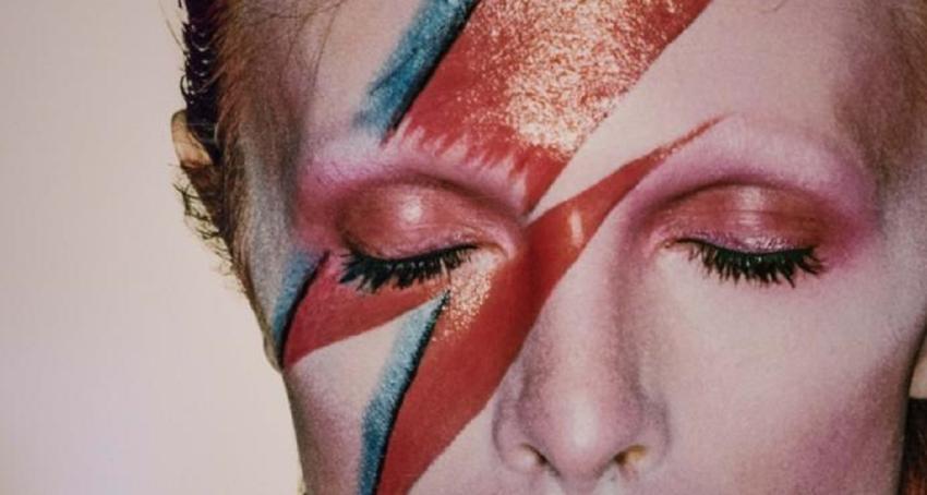 El misterio detrás del rayo en la cara de David Bowie en una exposición del fotógrafo que lo inmortalizó