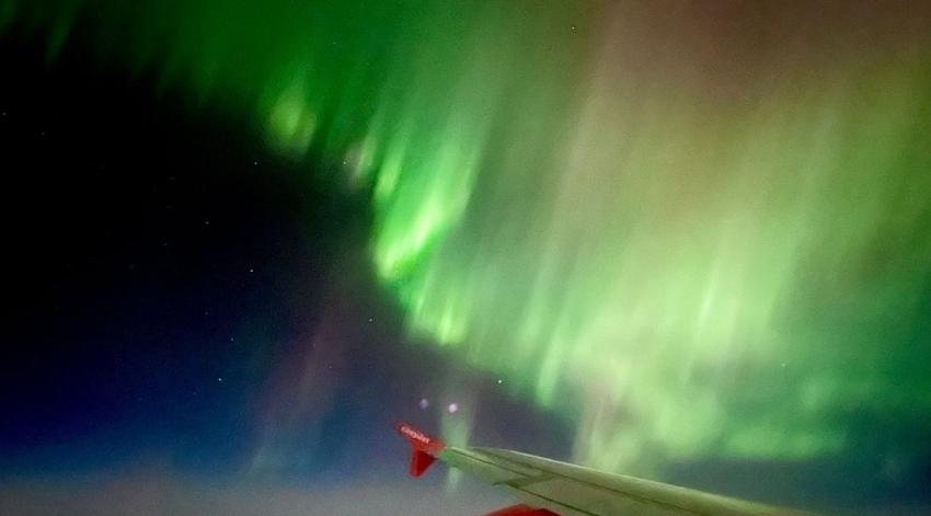 Así se ve una aurora boreal desde el interior de un avión 