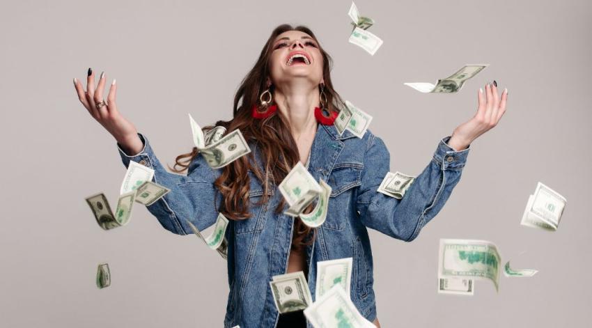 Según la ciencia, mientras más dinero ganes, más feliz eres