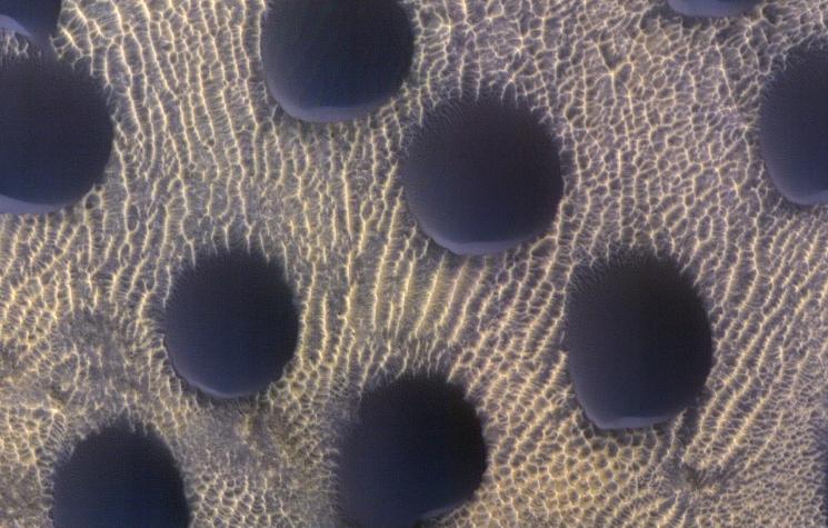 La NASA comparte imágenes de unas raras dunas circulares en Marte