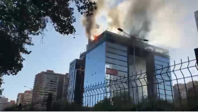 Bomberos controló incendio en edificio de Vitacura