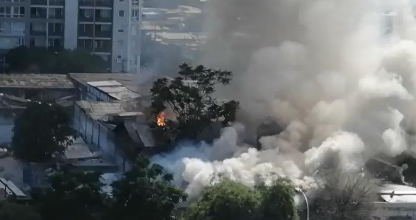 Bomberos combaten incendio que afecta a una "fortaleza narco" en Santiago