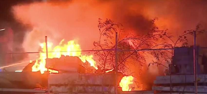 Incendio se registra en fábrica de desechos de minería en Lampa: Neumáticos y seis camiones resultaron quemados
