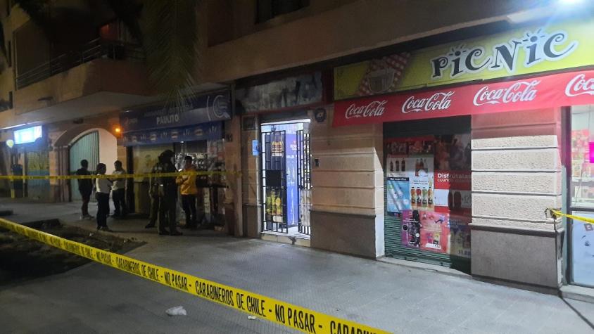 Hombre fue baleado en su cabeza tras asalto a minimarket en Santiago Centro: Se encuentra en riesgo vital 