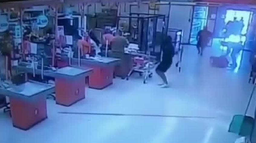 Carabinero de civil frustra robo a supermercado en La Florida: Disparó seis veces contra delincuentes