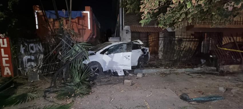Persecución policial: Menor de 17 años fue detenido tras chocar vehículo robado contra una casa en Recoleta