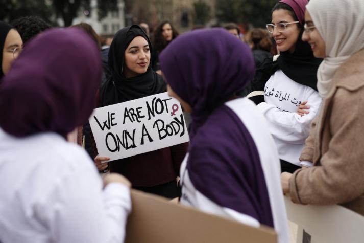 La policía de Irán empieza a perseguir a las mujeres sin hiyab en público