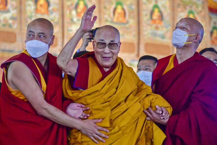 [VIDEO] Dalai Lama causa controversia tras besar a un niño en la boca 