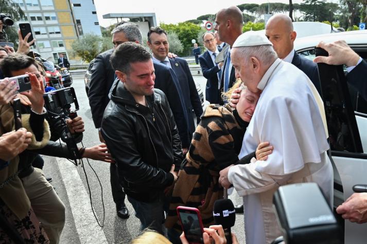 "Aún estoy vivo", dice el papa Francisco tras salir del hospital