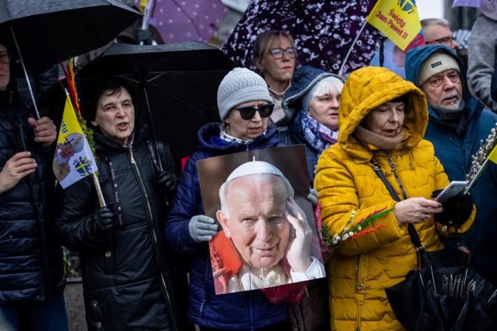 Miles de polacos se manifiestan para defender reputación de expapa Juan Pablo II