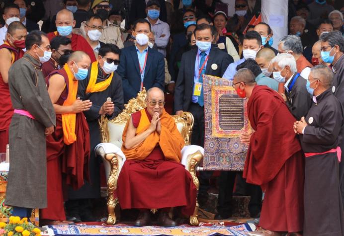 Revelan lo que dijo el niño que fue besado por el Dalai Lama 