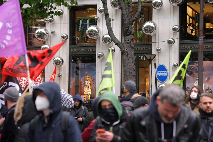 Manifestantes irrumpen sede de la marca de lujo Louis Vuitton en Francia