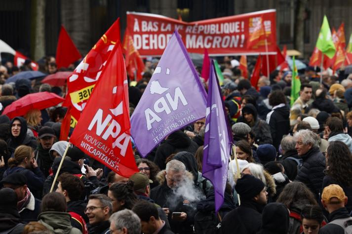 Macron promulga su impopular reforma de las pensiones en Francia pese a las protestas