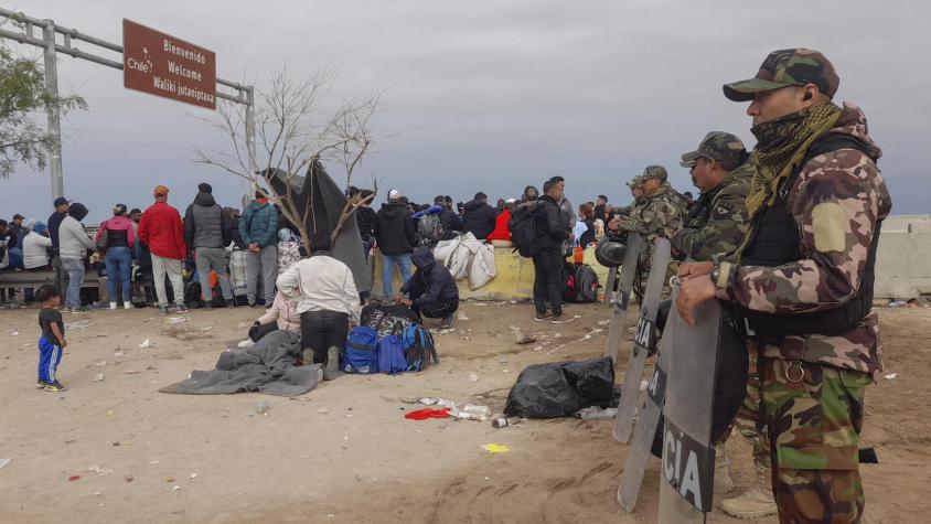 Contingente de 300 militares peruanos llega a frontera con Chile frente a crisis migratoria en la zona