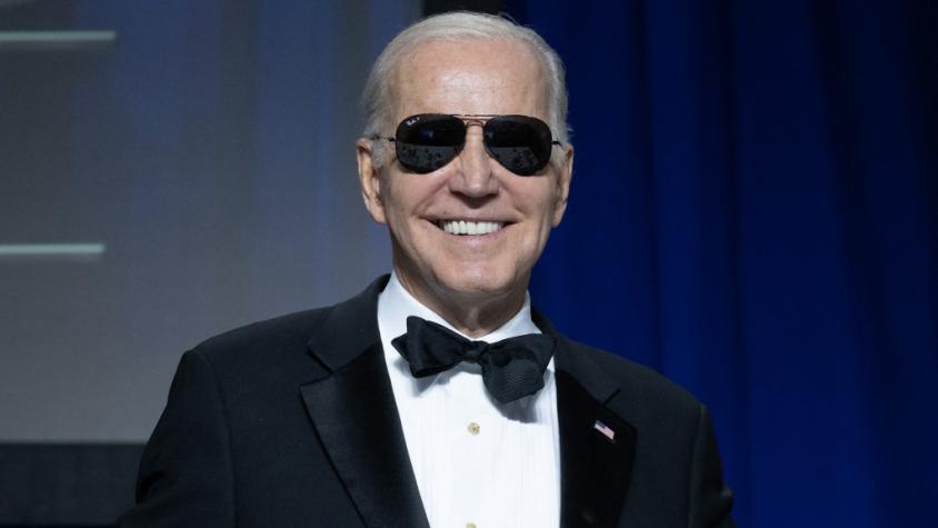 Biden se ríe con chistes sobre su edad en cena de corresponsales de la Casa Blanca