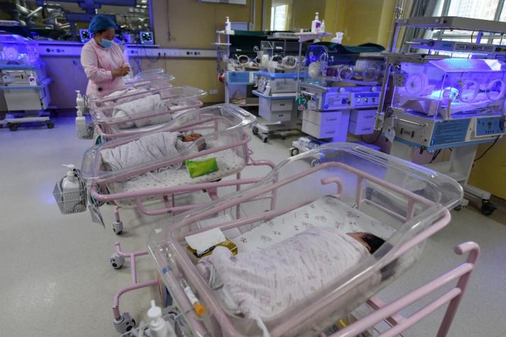 Feto en feto: médicos extraen “gemelo parásito” del cerebro de una niña