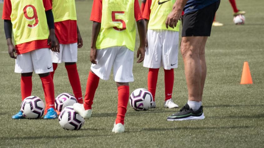 Jóvenes que querían ser estrellas de fútbol son estafados en España: los mantenían en condiciones deplorables