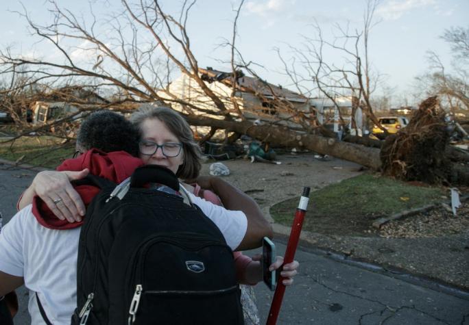 Sube a 24 el saldo de muertos por tornados y fuertes tormentas en EEUU