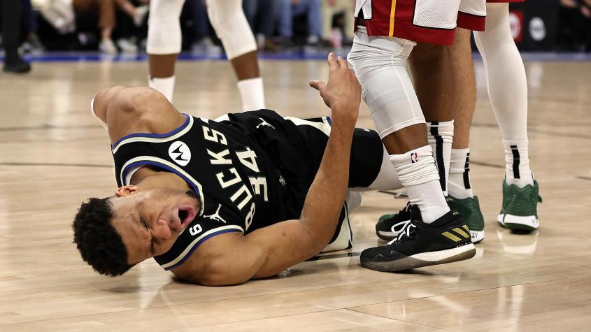 [VIDEO] La impactante caída de Giannis Antetokounmpo en la NBA que le provocó "una contusión de espalda"