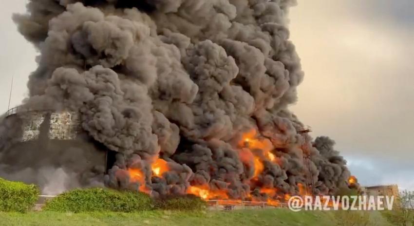 [VIDEOS] Gigantesco incendio en un depósito de petróleo de Crimea tras ataque con dron