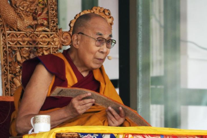 Realizan protesta en París en apoyo al Dalái Lama tras video polémico