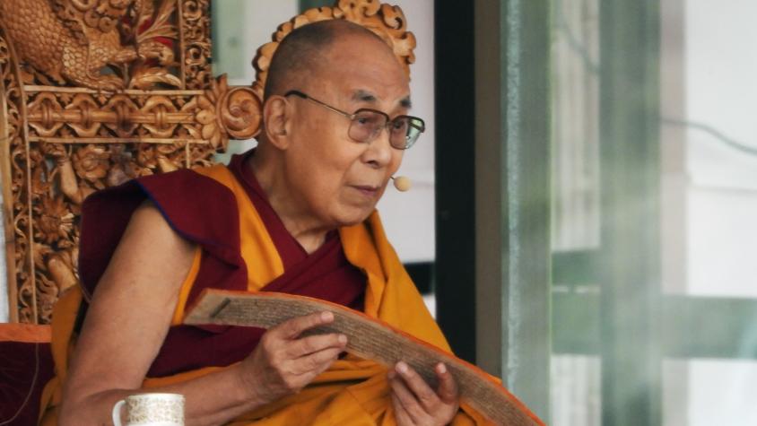Difunden polémico nuevo video del Dalai Lama tocando de forma inapropiada a una niña