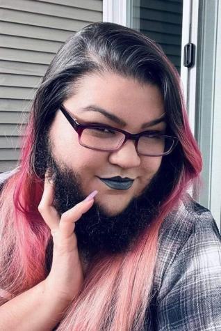 "Me siento hermosa": Mujer no se depiló en un año y se hizo viral por su barba