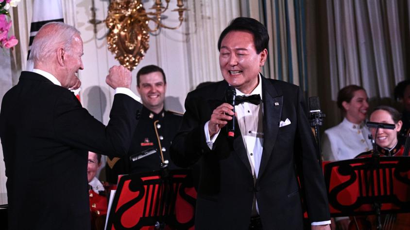 Presidente surcoreano sorprende a Biden cantando en la Casa Blanca