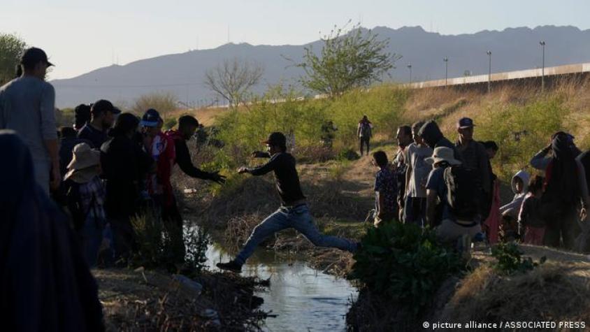 Cientos de migrantes se lanzan al río Bravo para llegar a EE.UU.