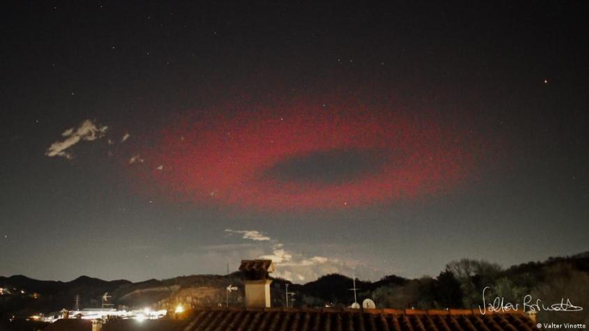 Avistan un extraño fenómeno luminoso con la forma de un anillo rojo en el cielo de Italia