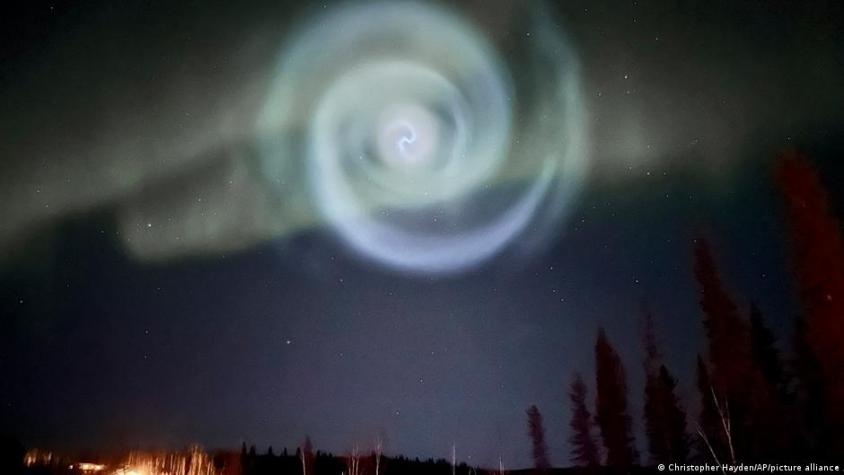 Captan misteriosa espiral entre auroras boreales en los cielos de Alaska