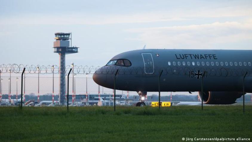 Aterriza en Alemania primer avión con 101 evacuados de Sudán