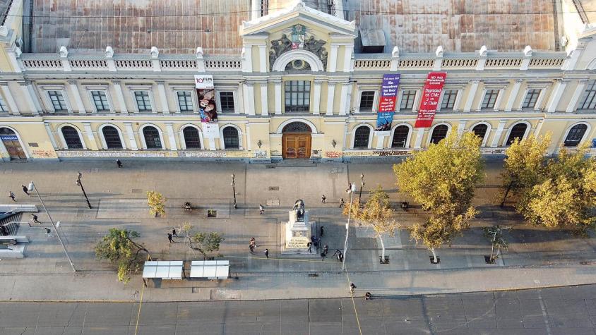Universidad de Chile regalará más de mil libros en el frontis de su casa central