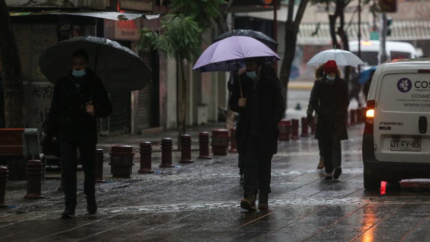 Ante pronóstico de lluvias: Aguas Andinas recalca uso correcto de alcantarillas en Santiago