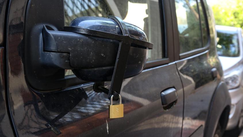 Insólito: Le robaron el espejo de su auto y cuando fue por uno de repuesto le vendieron el suyo