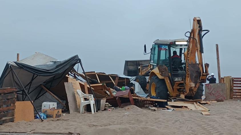 Gobierno realiza desalojo y demolición de toma en Antofagasta: Estaba en terrenos fiscales