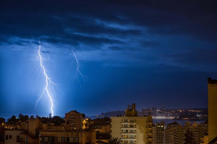 Meteorología emite aviso por tormentas eléctricas: Se registrarán en diez regiones